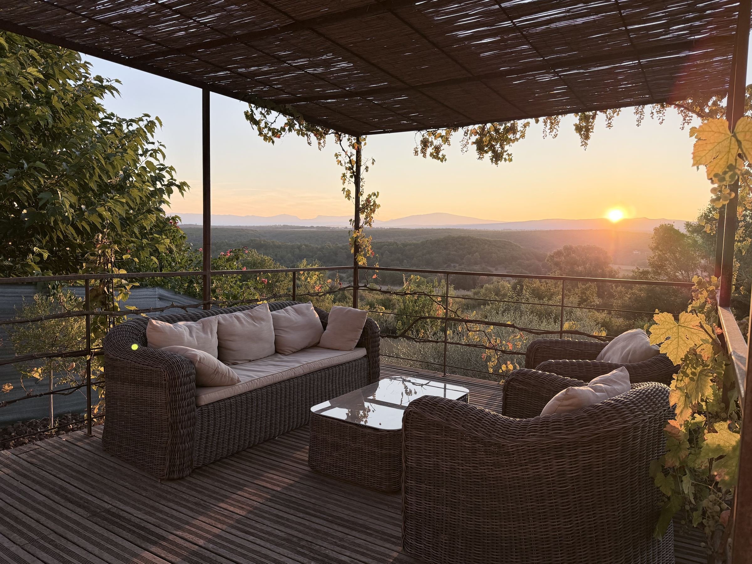 Le salon d'été sous la pergola, au coucher du soleil sur la vallée du Verdon
