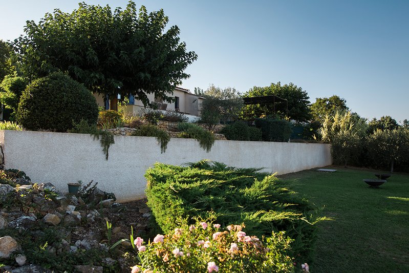 Le jardin clos de 1 500 m²