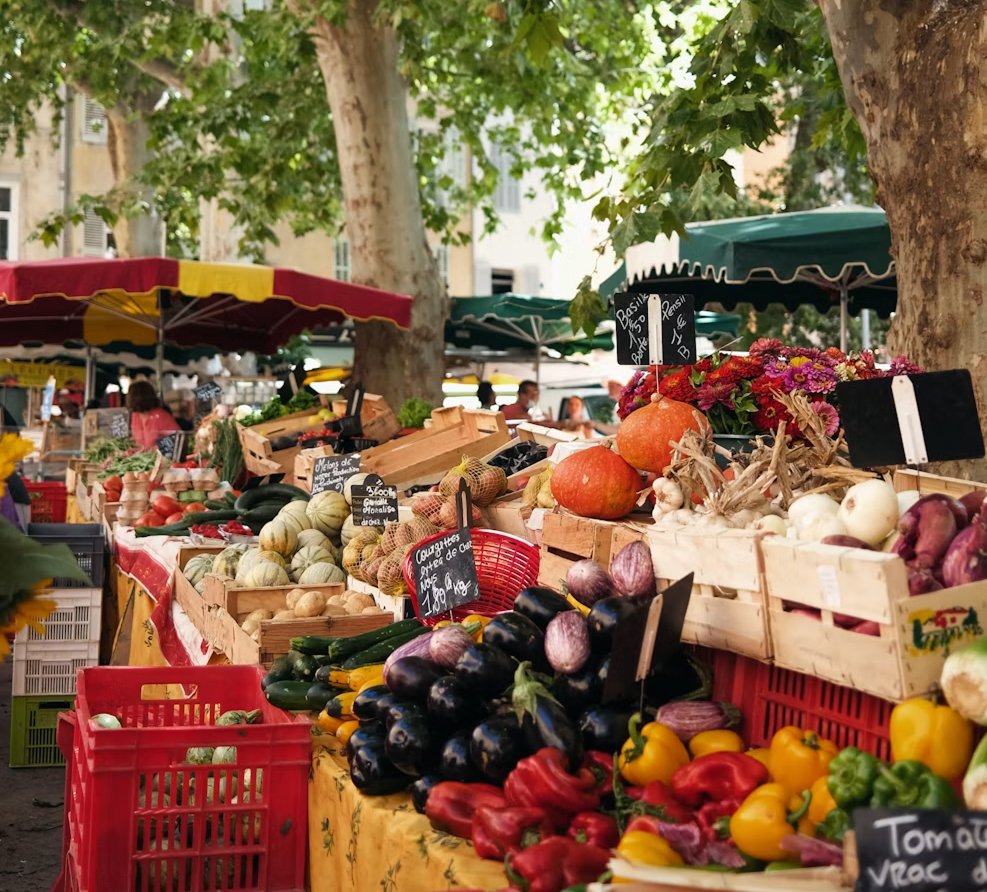 Étal de fruits et légumes sur un marché provençal du Haut Var