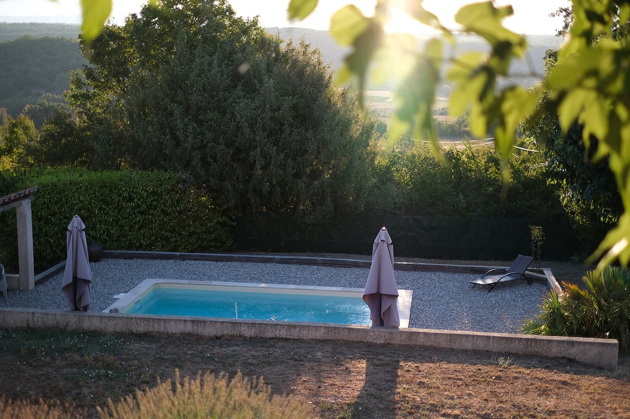La piscine privée au soleil du matin