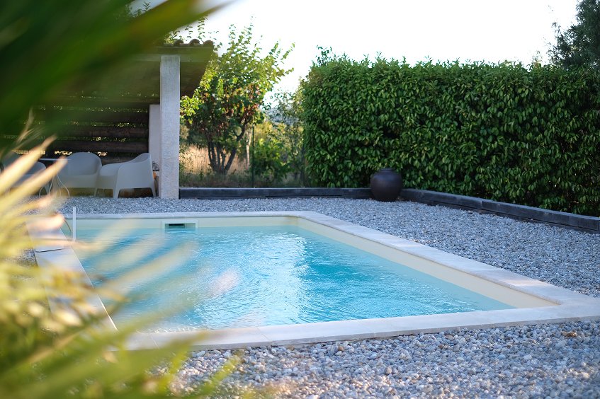 La piscine privée de 3 × 6 m et ses chaises longues