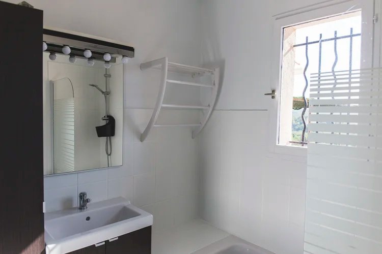 La salle de bain avec douche