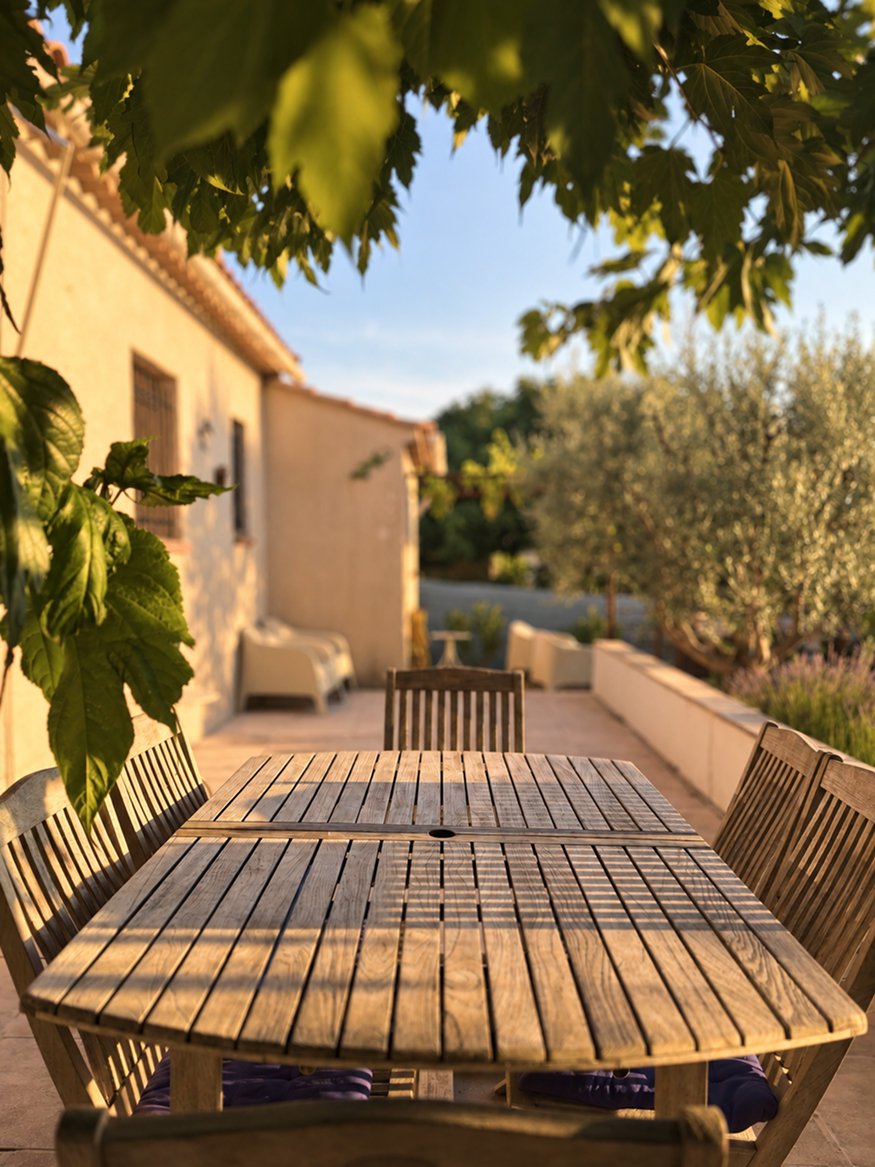 La grande table en bois sur la terrasse