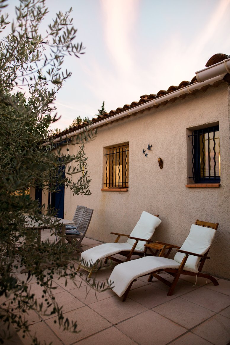 La terrasse avant et la vue sur les collines